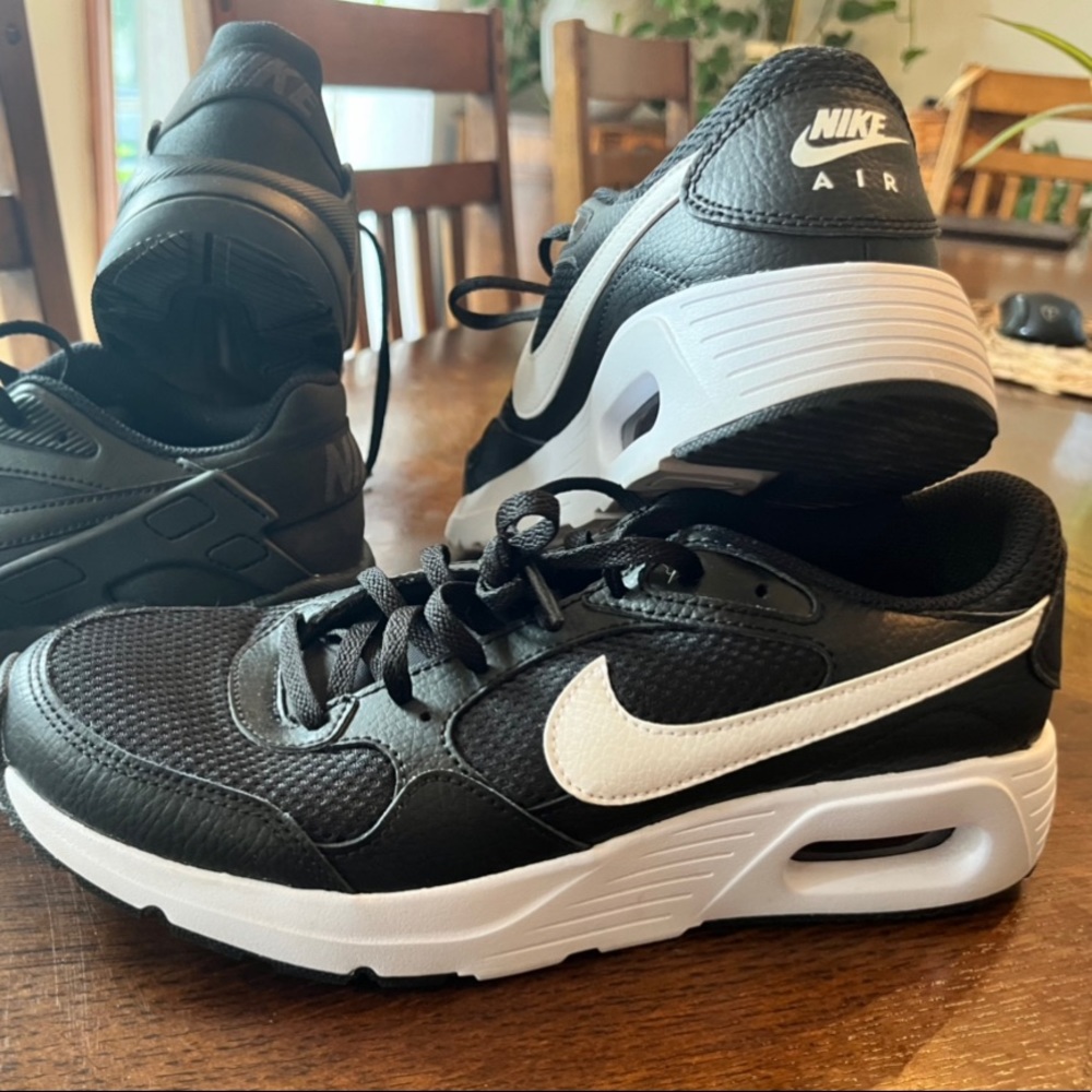 Nike Air Sneakers size 7 (big boys)